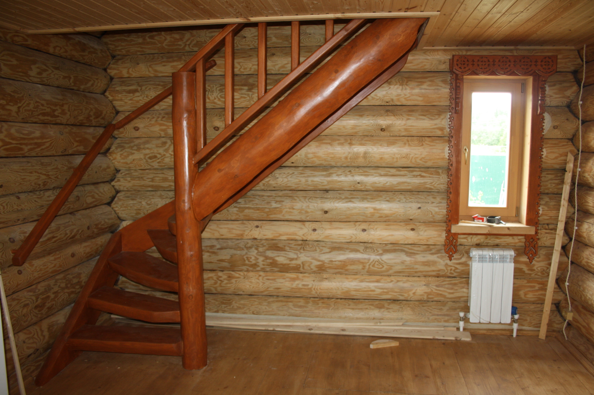 Деревянная лестница в доме из бревна.